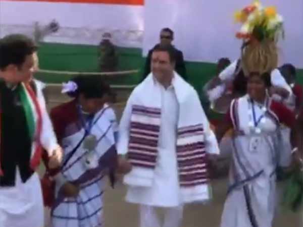 Congress president rahulgandhi performs folk dance with locals in ranchi Congress president rahulgandhi performs folk dance with locals in ranchi