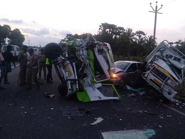 Car - Van accident in Ramanathapuram kills 2 people Car - Van accident in Ramanathapuram kills 2 people