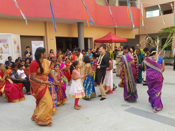 அலைகடலெனத் திரளும் கூட்டம்