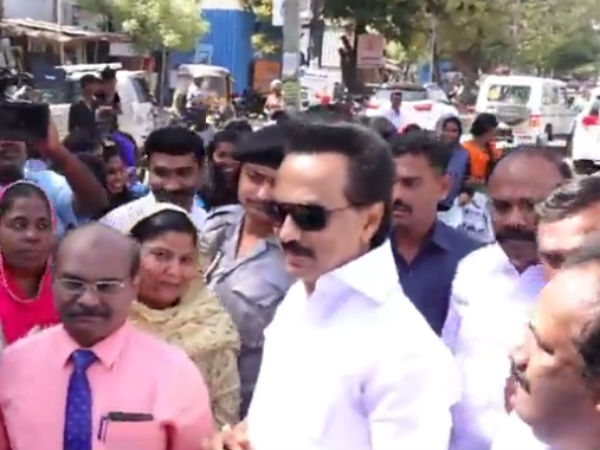 Stalin stops his vehicle and meets the college students Stalin stops his vehicle and meets the college students