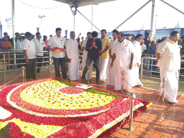 Stalin gets blessings from Karunanidhis memorial Stalin gets blessings from Karunanidhis memorial