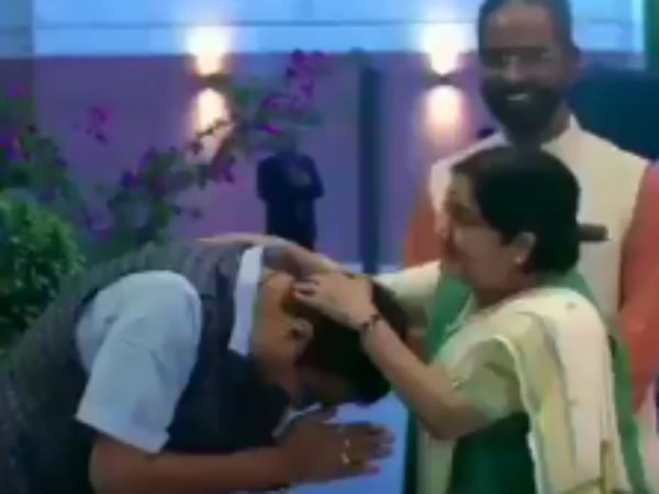 Sushma Swarajs Playful Blessing For Nitin Gadkari At BJP HQ Sushma Swarajs Playful Blessing For Nitin Gadkari At BJP HQ