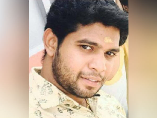 டிரஸ் கழட்றது யார்?