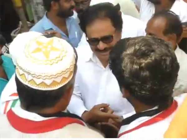 வாக்கு கேட்டதால் கலகலப்பு