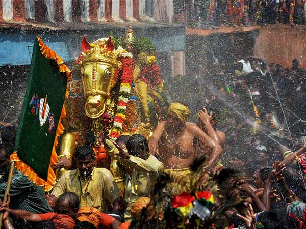 வைகையில் இறங்கும் கள்ளழகர்