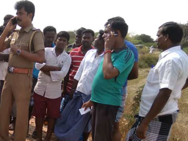 அரிவாளால் வெட்டினார்