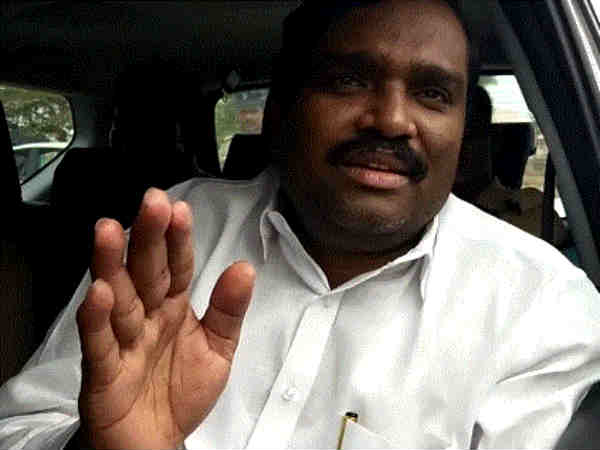 Tollgate officials argue with Velmurugan near Kanchipuram Tollgate officials argue with Velmurugan near Kanchipuram
