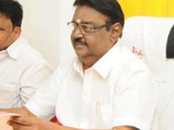 கண்கலங்கினார்