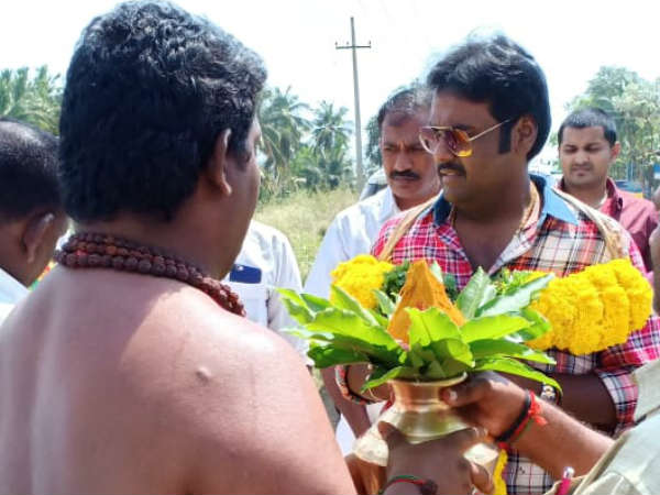 Vijaya Prabhakaran visits Kadayanallur temple Vijaya Prabhakaran visits Kadayanallur temple