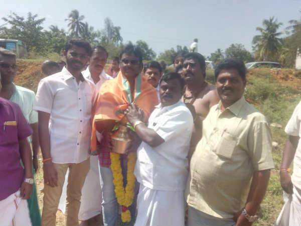 Vijaya Prabhakaran visits Kadayanallur temple Vijaya Prabhakaran visits Kadayanallur temple