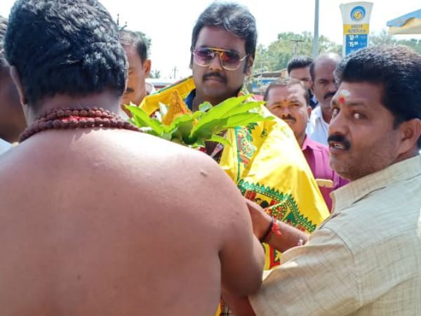 Vijaya Prabhakaran visits Kadayanallur temple Vijaya Prabhakaran visits Kadayanallur temple