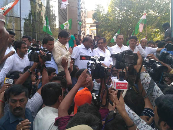 டீல் பேசும் அதிகாரிகள்
