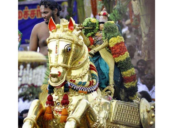 தல்லாக்குளத்தில் தங்கும் அழகர்