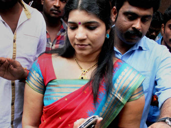 புகார் அளித்தார்