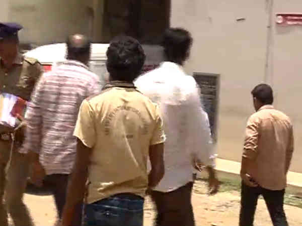 சகோதரர் கண் முன்