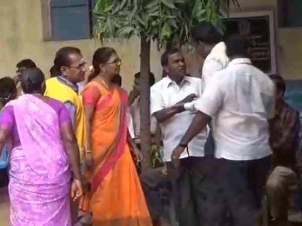 ADMK and AMMK clash in Madurai ADMK and AMMK clash in Madurai