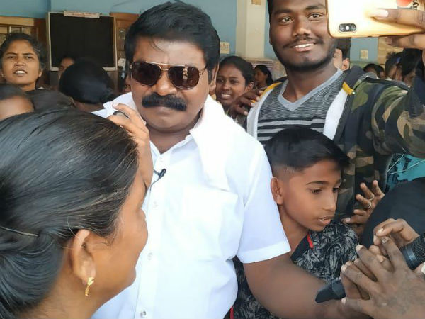 சுற்றுலா பயணிகள்