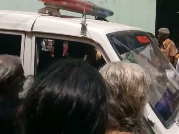 போலீசில் ஒப்படைப்பு