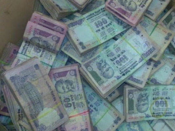 13 lakhs thrown in road at ambur 13 lakhs thrown in road at ambur