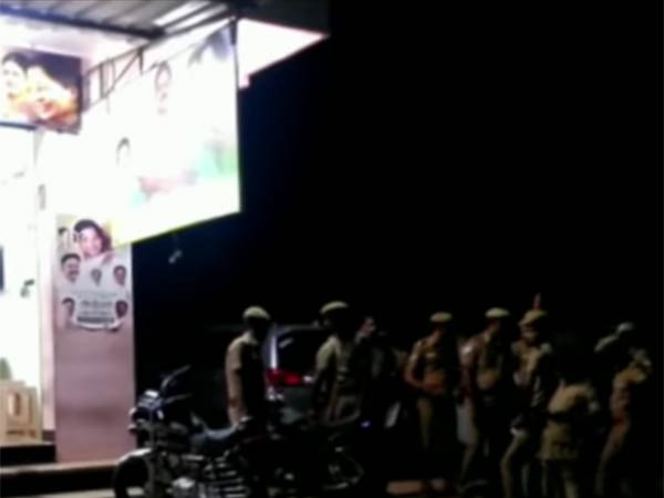 At midnight ADMK - AMMK members Clash about money distribution At midnight ADMK - AMMK members Clash about money distribution
