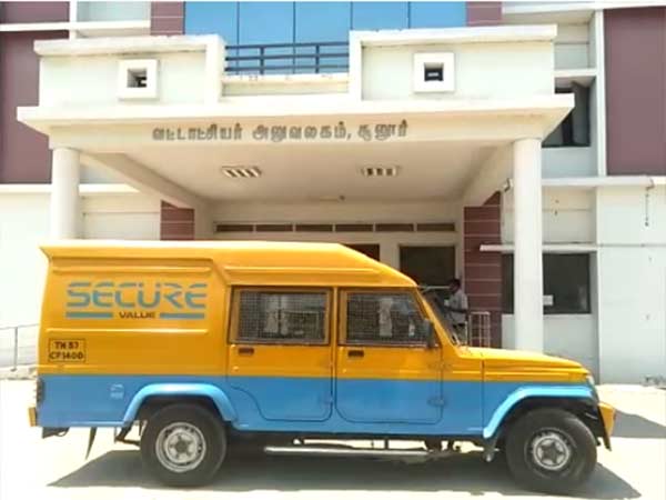 Election flying squad seized 3.80 crores money in Coimbatore Election flying squad seized 3.80 crores money in Coimbatore