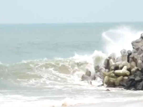 Fani: Kanyakumari collector calls fishermen to return to shore Fani: Kanyakumari collector calls fishermen to return to shore