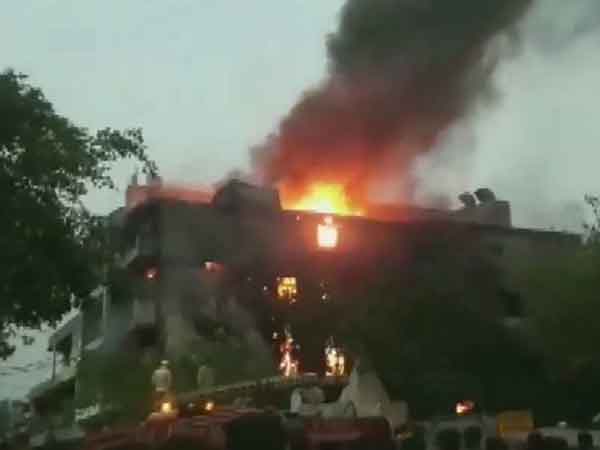 Delhi: Fire breaks out at a factory due to a short circuit in Jhilmil Industrial Area Delhi: Fire breaks out at a factory due to a short circuit in Jhilmil Industrial Area