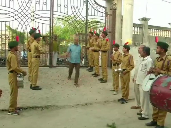 lok sabha election 2019 phase 1 polling live updates : UP Lok Sabha Election live- Flower petals being showered at polling booth in Baraut. lok sabha election 2019 phase 1 polling live updates : UP Lok Sabha Election live- Flower petals being showered at polling booth in Baraut.