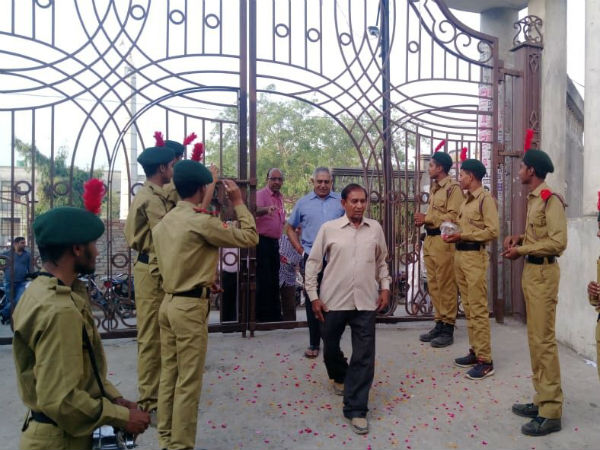 lok sabha election 2019 phase 1 polling live updates : UP Lok Sabha Election live- Flower petals being showered at polling booth in Baraut. lok sabha election 2019 phase 1 polling live updates : UP Lok Sabha Election live- Flower petals being showered at polling booth in Baraut.