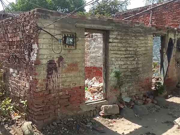 Chennai: Small girl got injured while country made bomb blast Chennai: Small girl got injured while country made bomb blast