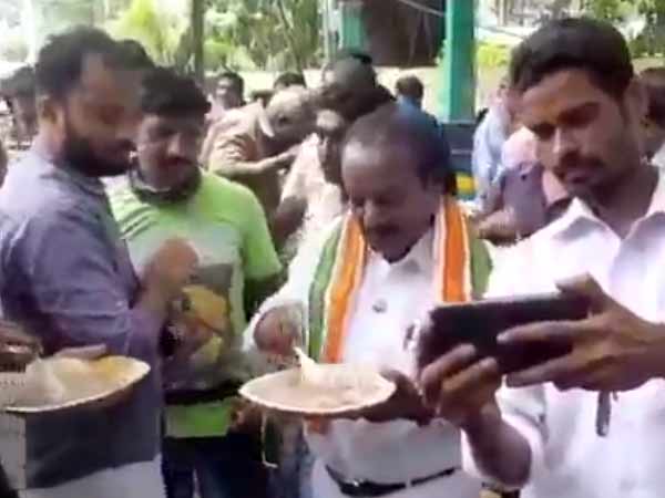 H Vasanthakumar eats Kanji with roadside people H Vasanthakumar eats Kanji with roadside people
