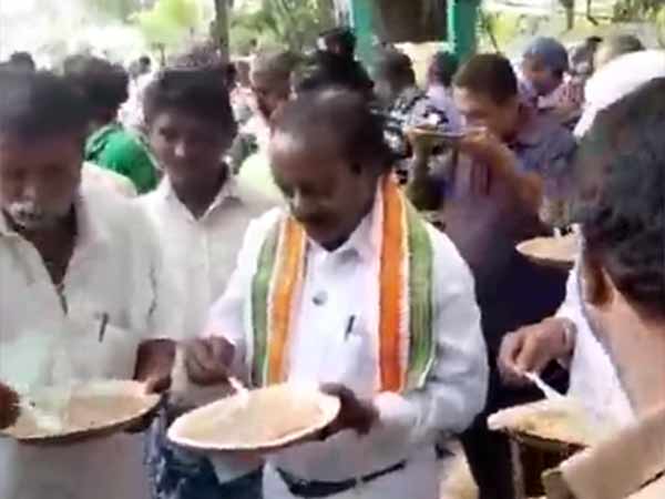 H Vasanthakumar eats Kanji with roadside people H Vasanthakumar eats Kanji with roadside people
