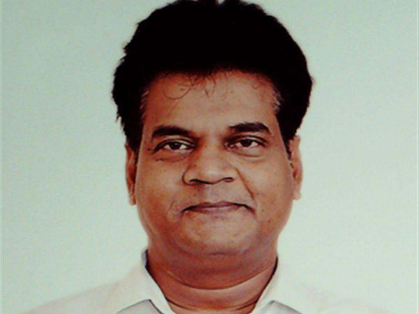 Election Commission officials did a raid in Kalanidhi Veersamys car Election Commission officials did a raid in Kalanidhi Veersamys car