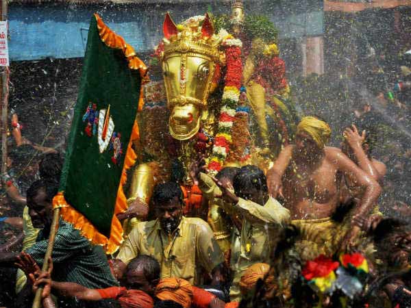 பக்தர்கள் நேர்த்திக்கடன்