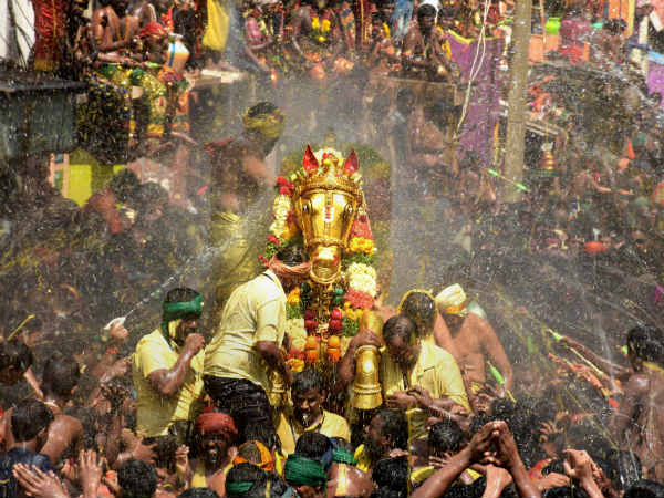 Kallazhagar descended into the river Vaigai after Ethirsevai function in Madurai Kallazhagar descended into the river Vaigai after Ethirsevai function in Madurai