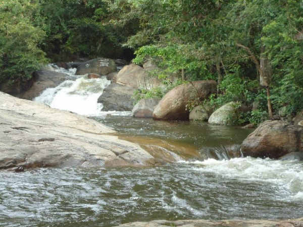 Due to the flood barrier bathe in kumbakarai waterfall..Tourists are disappointed Due to the flood barrier bathe in kumbakarai waterfall..Tourists are disappointed