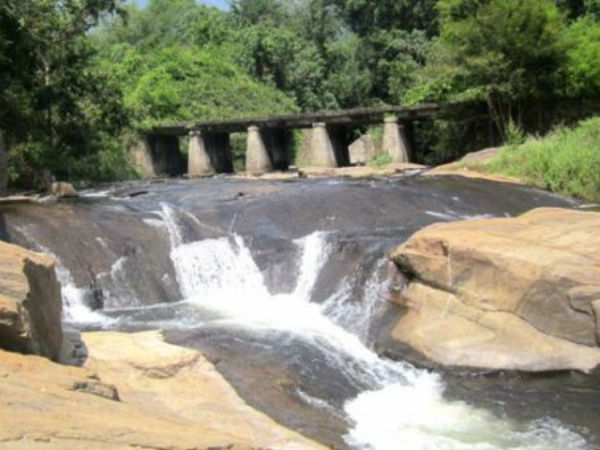 Due to the flood barrier bathe in kumbakarai waterfall..Tourists are disappointed Due to the flood barrier bathe in kumbakarai waterfall..Tourists are disappointed