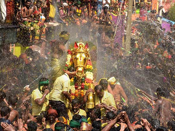 தங்கக் குதிரை வாகனத்தில் அழகர்