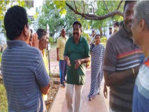 Markxist Communist candidate Venkatesan asks vote from Sellur Raju in Madurai Markxist Communist candidate Venkatesan asks vote from Sellur Raju in Madurai