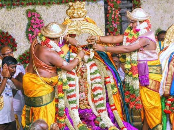 கோடிக்கணக்கான மலர்களால் அலங்காரம்