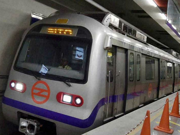 Saree caught in the Delhi Metro Rail door: girl survived by virtue of a passenger Saree caught in the Delhi Metro Rail door: girl survived by virtue of a passenger