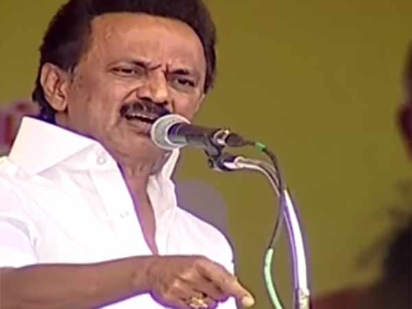 சசிகலா காலில்