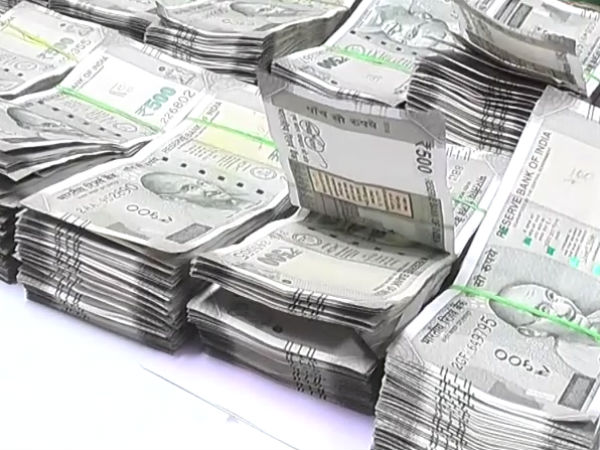 Rs 40 Lakhs seized from dmk member card in Tiruchendur Rs 40 Lakhs seized from dmk member card in Tiruchendur
