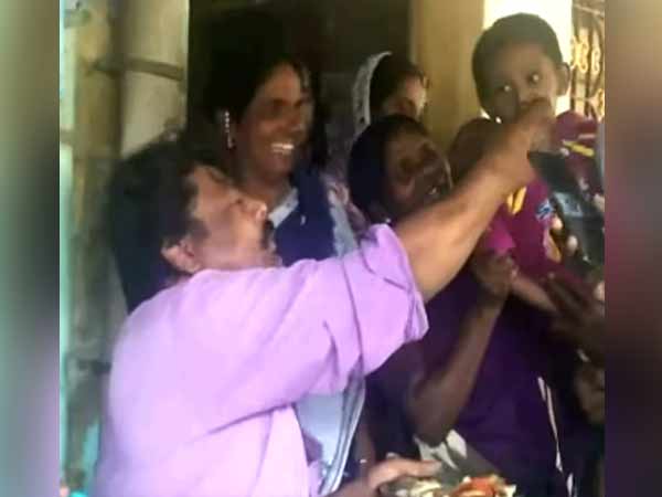 nmk candidate mansoor ali khan asking vote different methods in election campaign dindigul nmk candidate mansoor ali khan asking vote different methods in election campaign dindigul