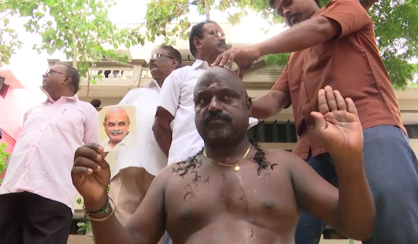 Congress man tonsures his head for Vaithilingam Congress man tonsures his head for Vaithilingam