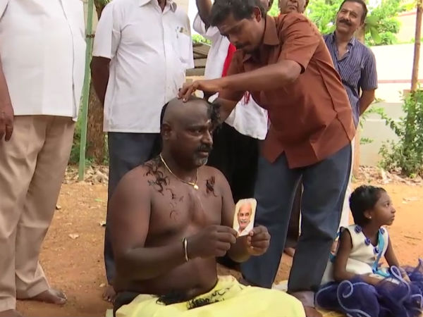 Congress man tonsures his head for Vaithilingam Congress man tonsures his head for Vaithilingam