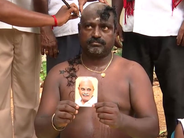 Congress man tonsures his head for Vaithilingam Congress man tonsures his head for Vaithilingam