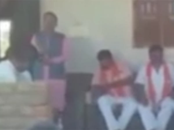 பட்டனை அழுத்தணும்