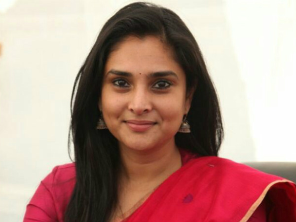 கன்னத்தை கிள்ளணும்