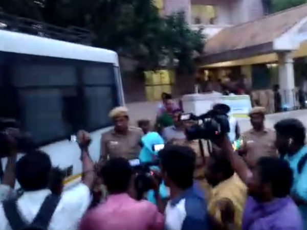 குழந்தைகளை கொடுத்த 3 பேர்